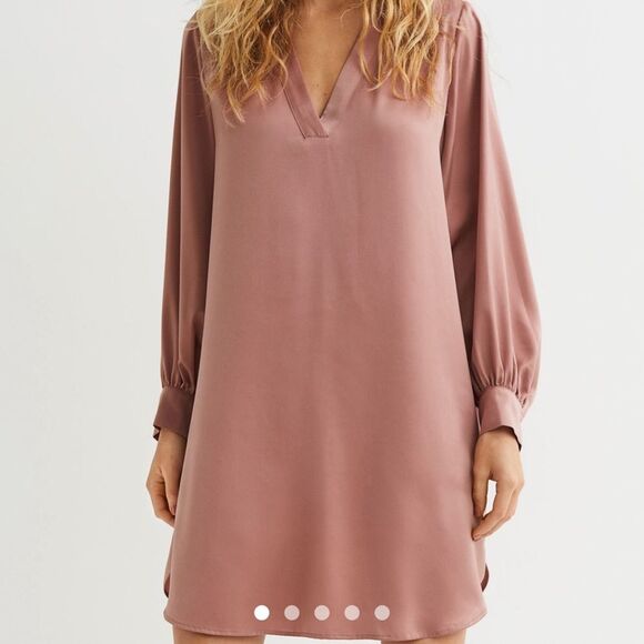 Relaxed- fit, knee- length tunic in satin. - Picture 3 of 9